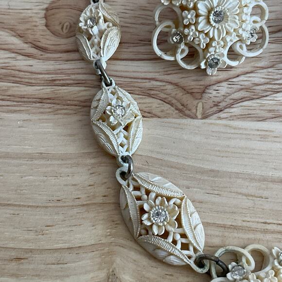 Carved Celluloid Necklace & Earring Set White Flowers Rhinestones 16" Screwbacks - Picture 13 of 16
